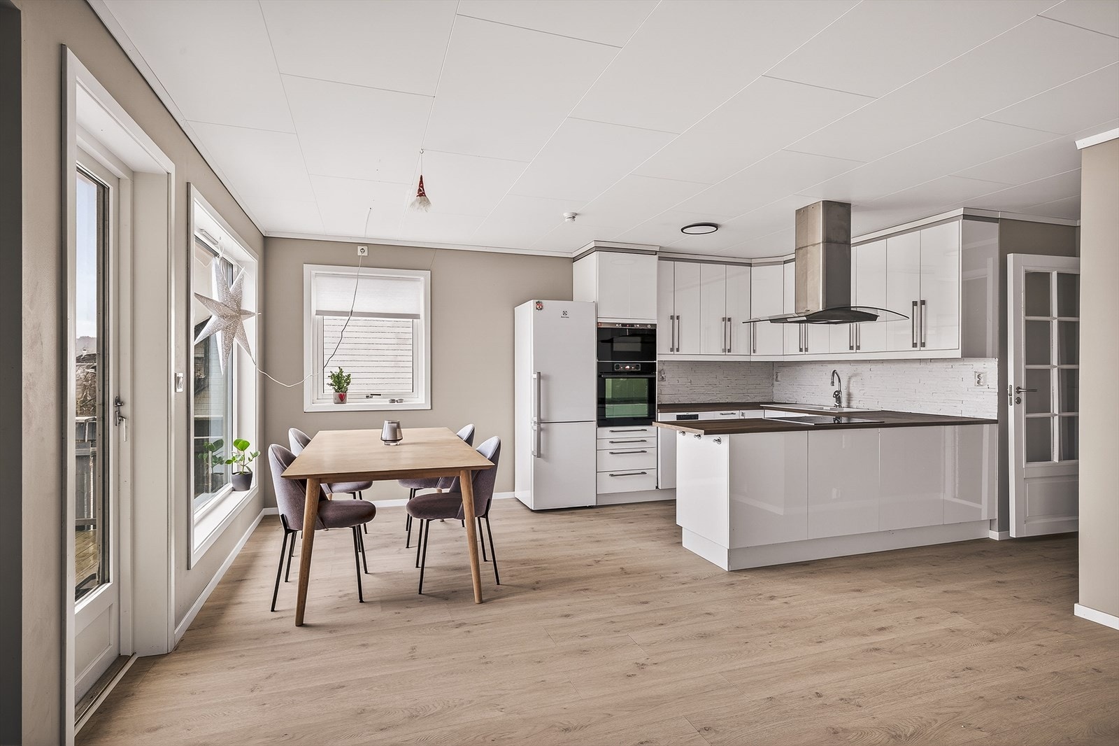 En åpen stue/kjøkkenløsning åpner opp muligheter for sosiale soner. Galleribilde