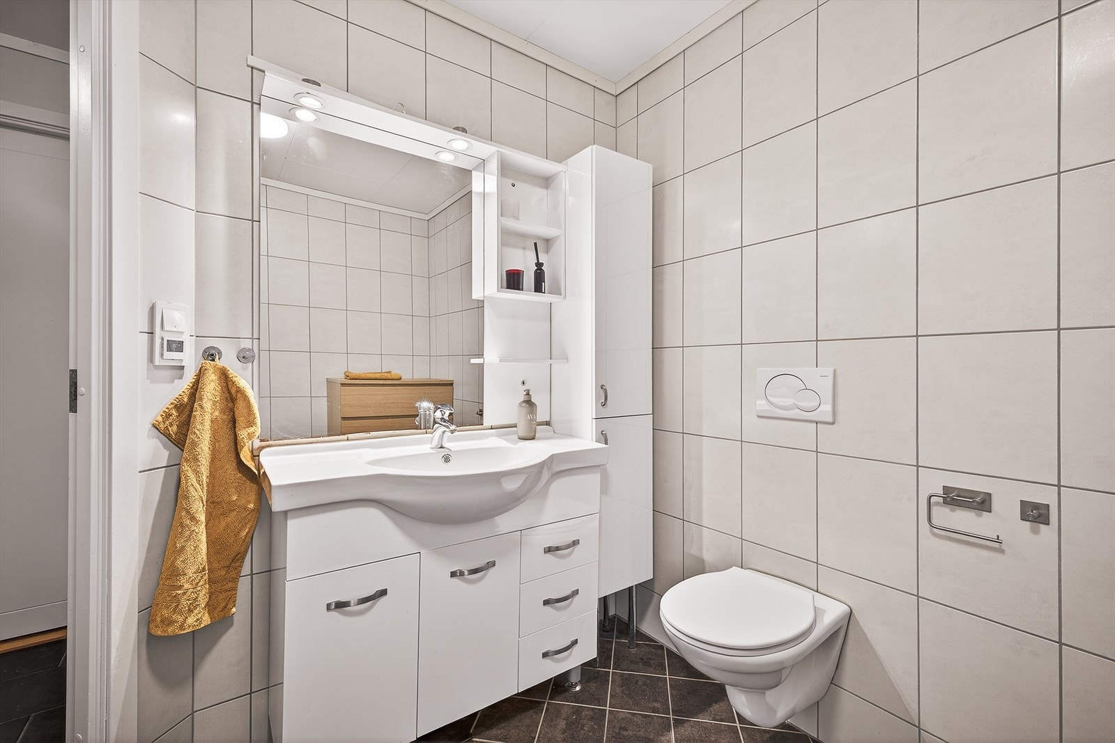 Badet i hovedetasjen er på 5.5m² med keramiske fliser på gulv/vegger og takplater i himling Galleribilde