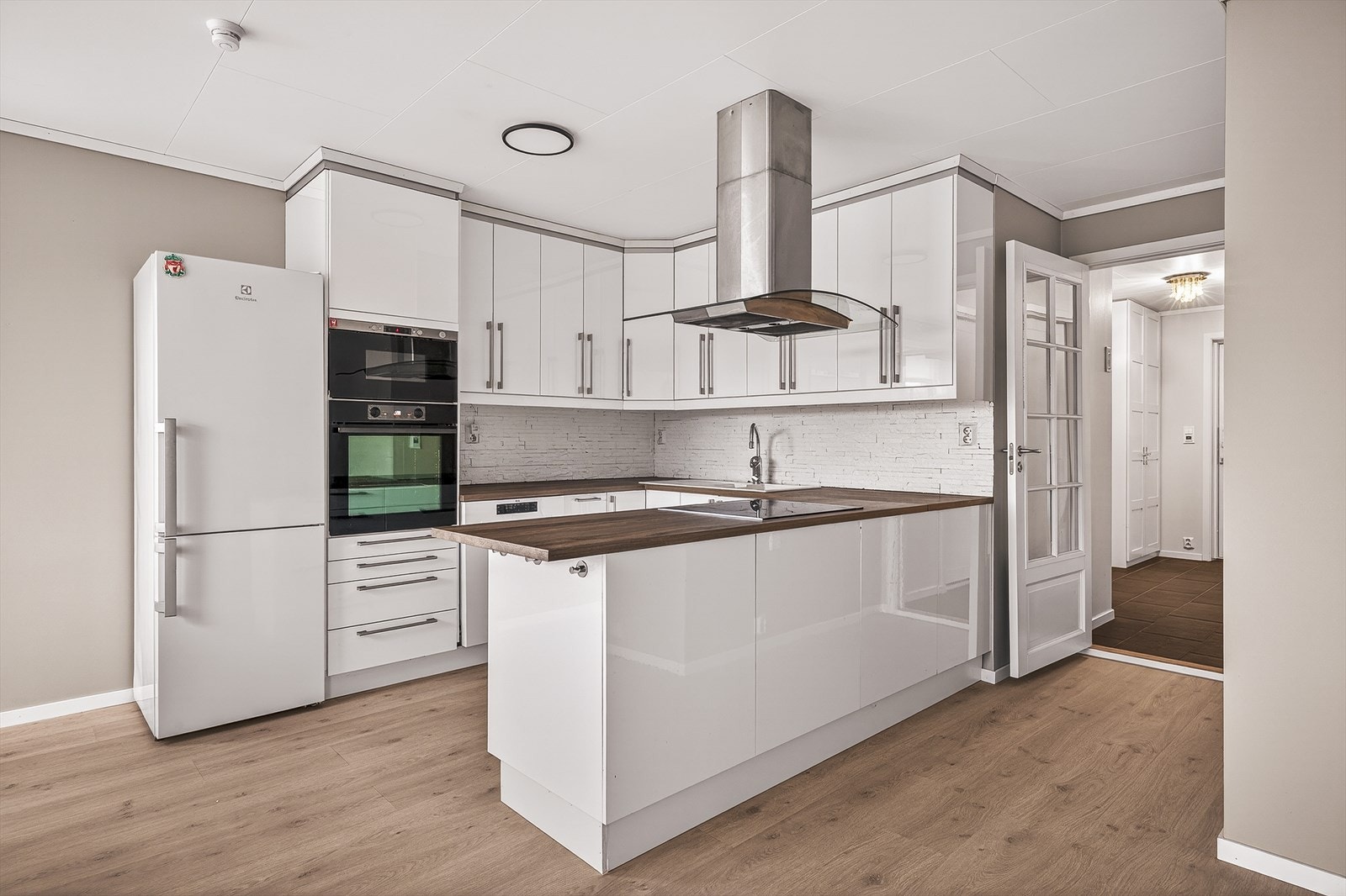 Kjøkkenet består av kjøkkeninnredning av slette fronter og laminert benkeplate som er svært lett å holde rent. Galleribilde