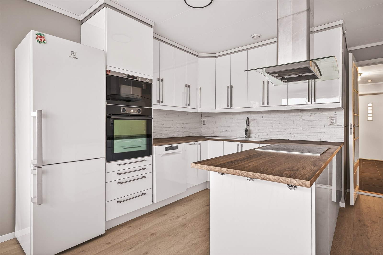 Her får du et kjøkken med rikelige skapplass og skuffeplass, samt svært god benkeplass som er perfekt for matlagingsopplevelser. Galleribilde