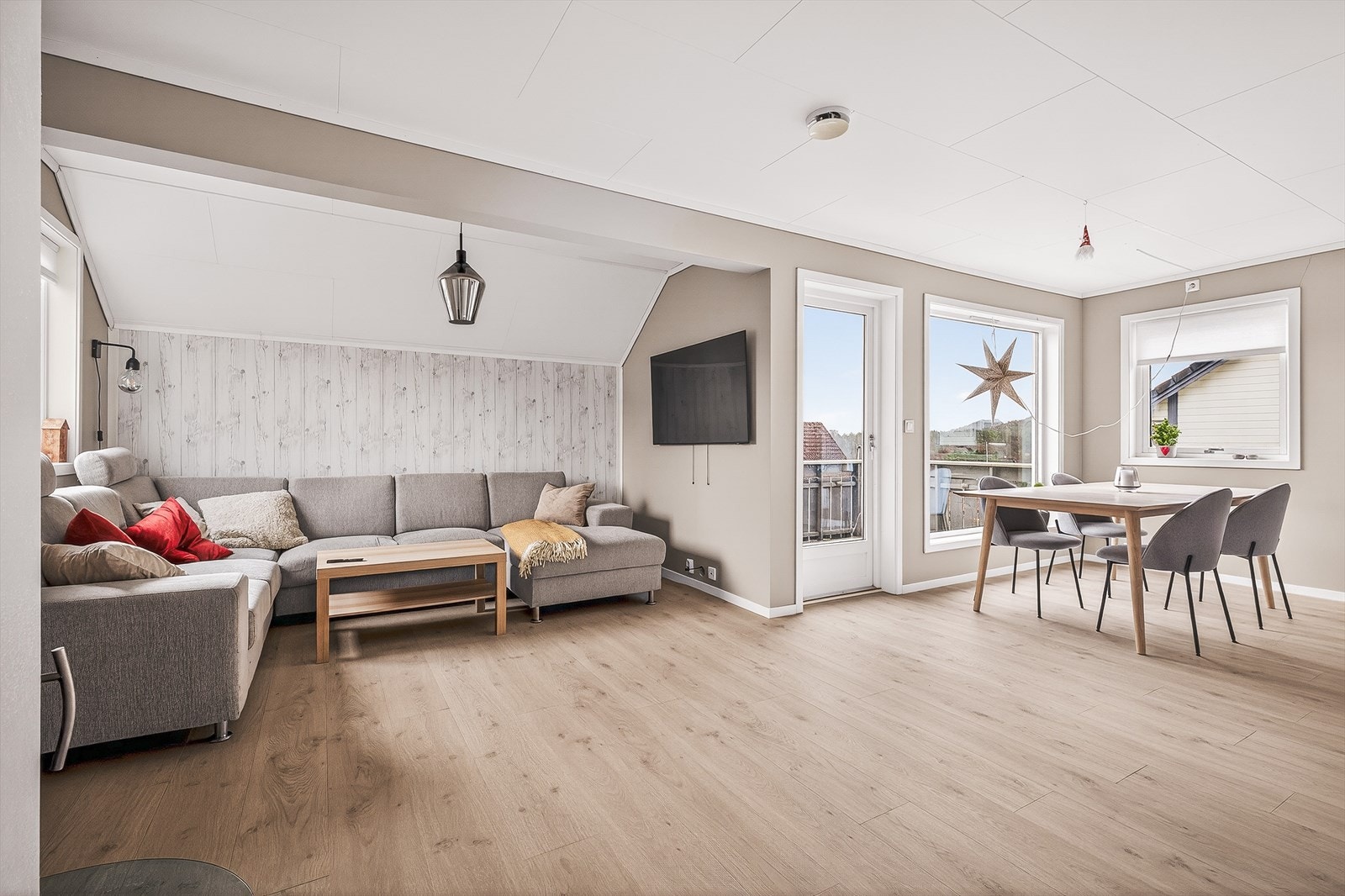 Stuen måles til 41,5 m² og har gode møbleringsmuligheter til både sofakrok og spisegruppe. Galleribilde