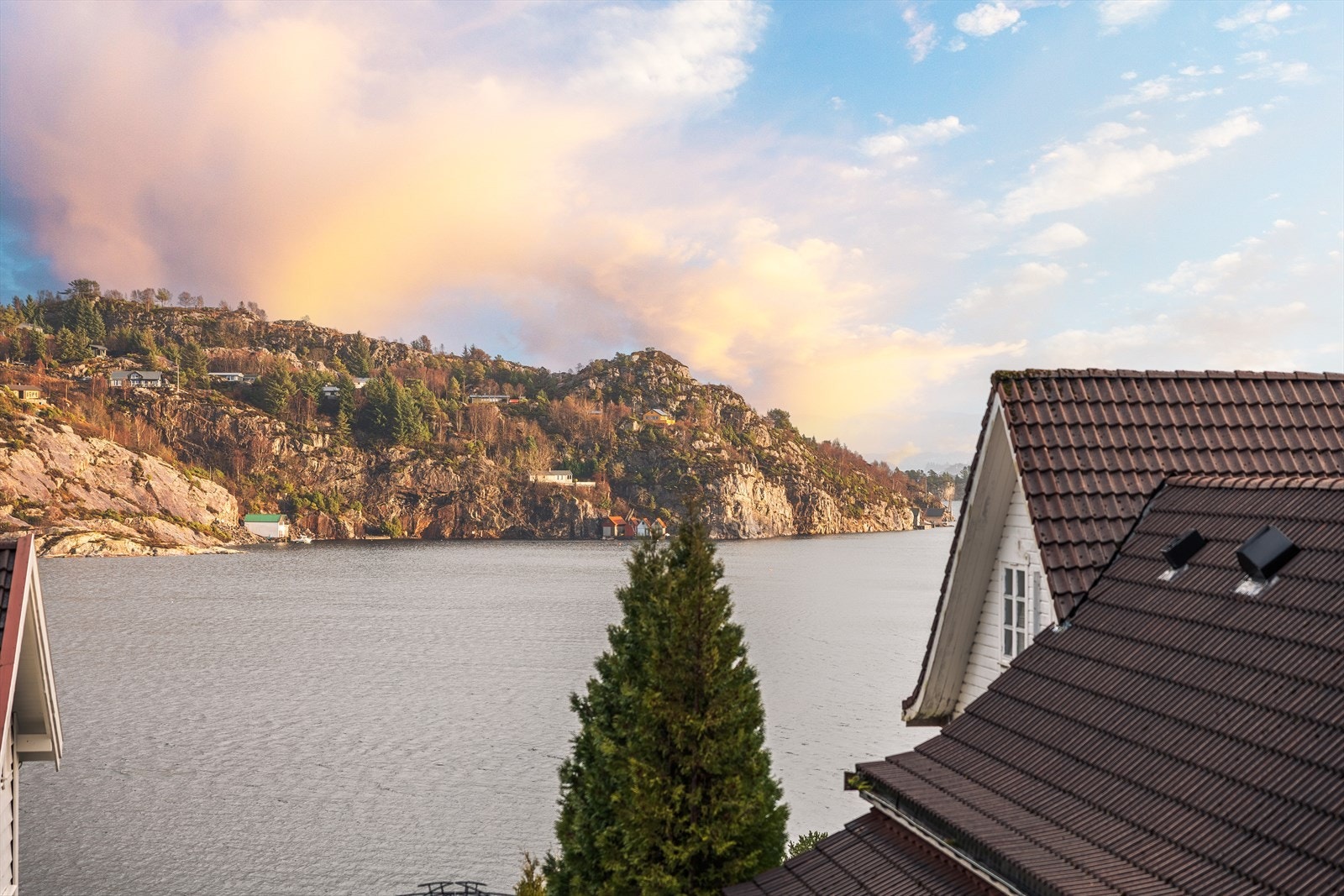 Fra boligen har du en nydelig sjøutsikt. Bør oppleves! Galleribilde