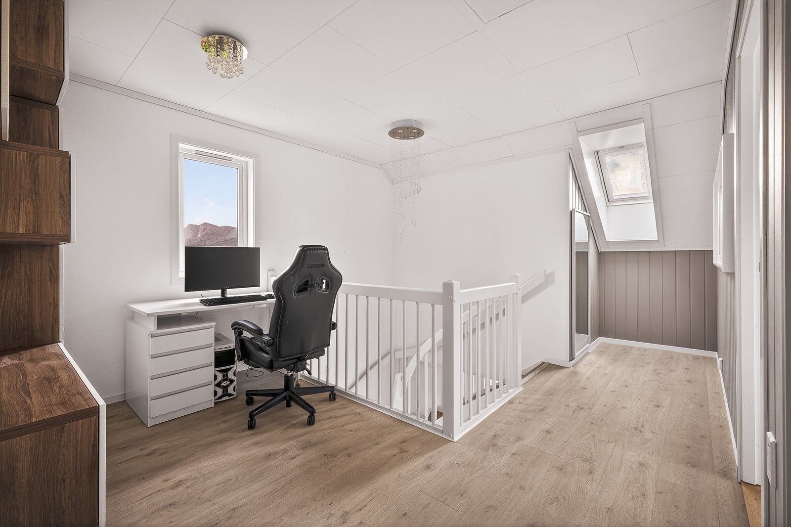 Gangen i 2.etasje er oversiktlig og leder deg enkelt videre til soverommene og TV-stuen. Galleribilde