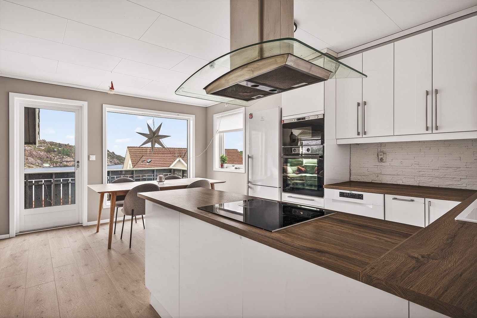 Kjøkkenet er godt utstyrt med integrerte hvitevarer, derav stekeovn, mikrobølgeovn og platetopp. Galleribilde