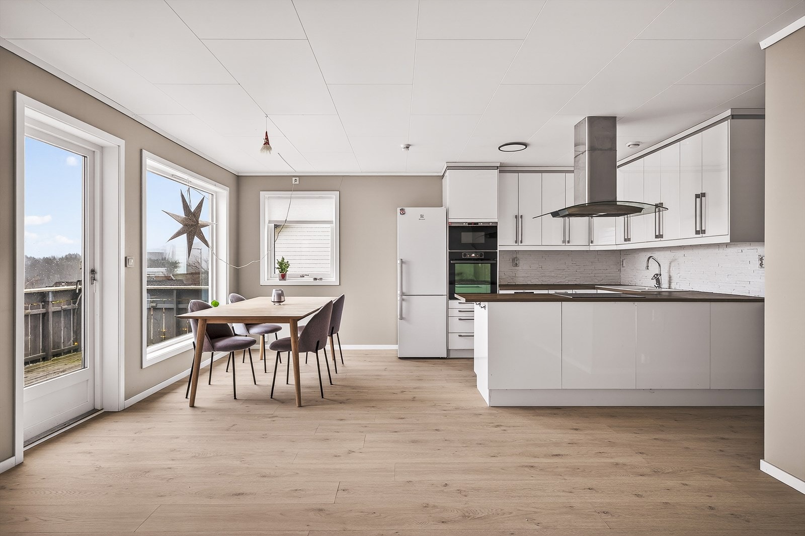 Her får du laminat på gulv, samt malt platekledning på vegger og malte takplater i himling. Galleribilde