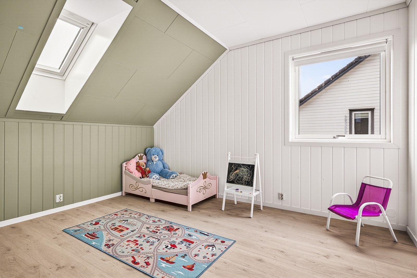 Soverom 1 i 2.etasje måles til 11,8m² og har god plass til seng og kommodeløsning samt annet soveromsmøblment. Galleribilde