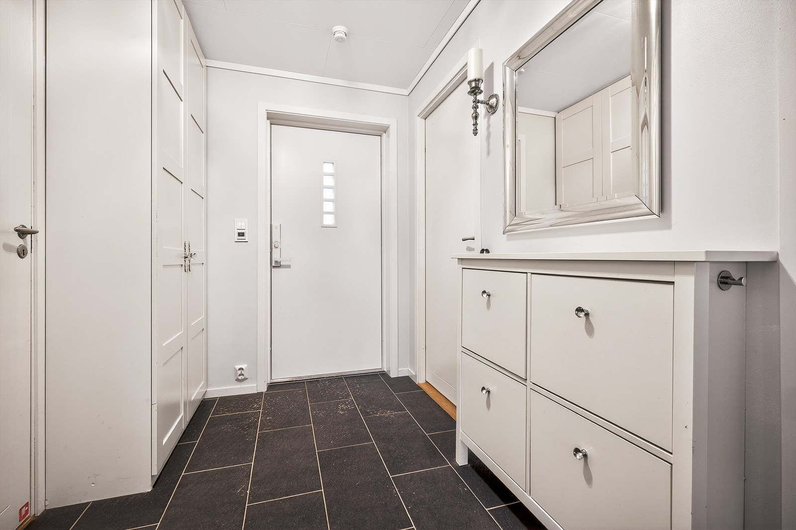 Velkommen inn i entreen. Entreen måles til 6,3m² og har god pass til å henger fra seg yttertøy og sette fra seg sko. Galleribilde