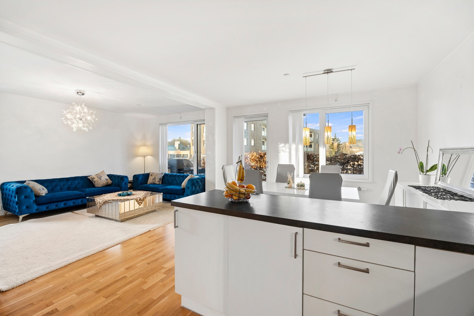 Stue og kjøkken er av åpen løsning og oppleves som et sosialt oppholdsrom Galleribilde