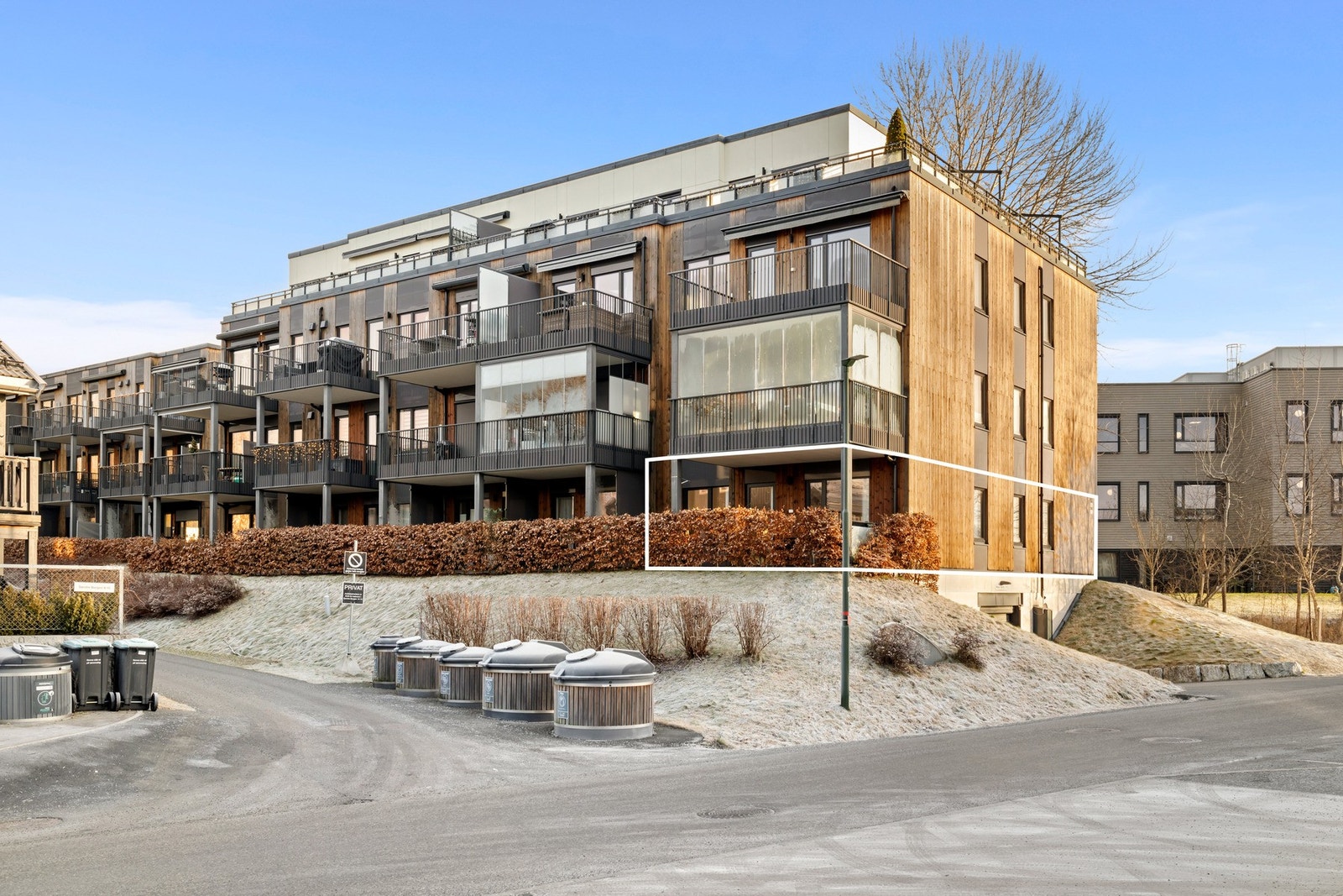 Her bor du i landlige og fredelige omgivelser rett ved marka samtidig som du har Borgentorget med stor matbutikk, hyggelig café, tannlege m.m. som noen av dine nærmeste naboer Galleribilde