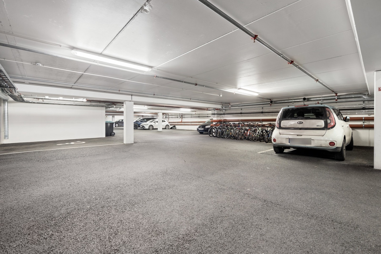 Det medfølger garasjeplass med elbil lader, samt kjellerbod for ekstra lagringsmuligheter Galleribilde