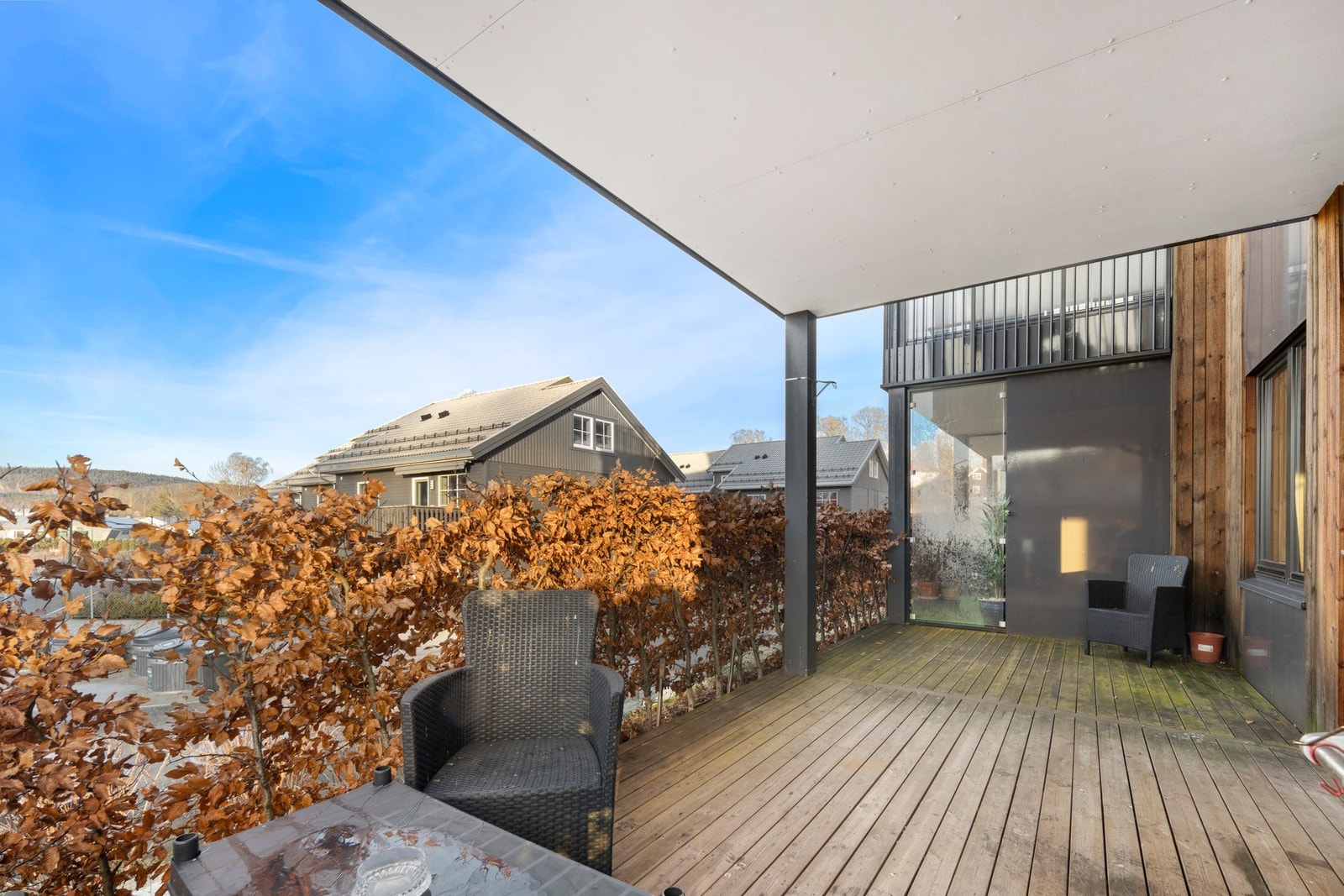 Boligen byr på en delvis overbygget terrasse på ca 21 m2 Galleribilde