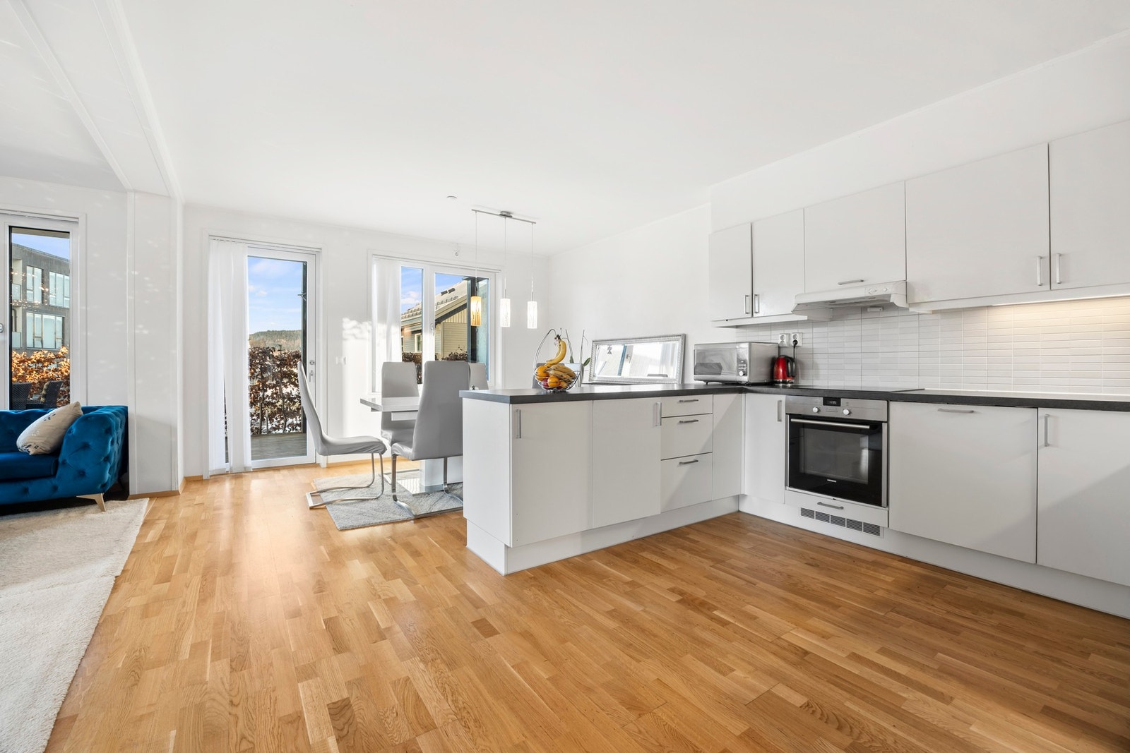 Videre er kjøkkenet utstyrt med kjøleskap med frysedel, samt integrert oppvaskmaskin, platetopp og stekeovn Galleribilde