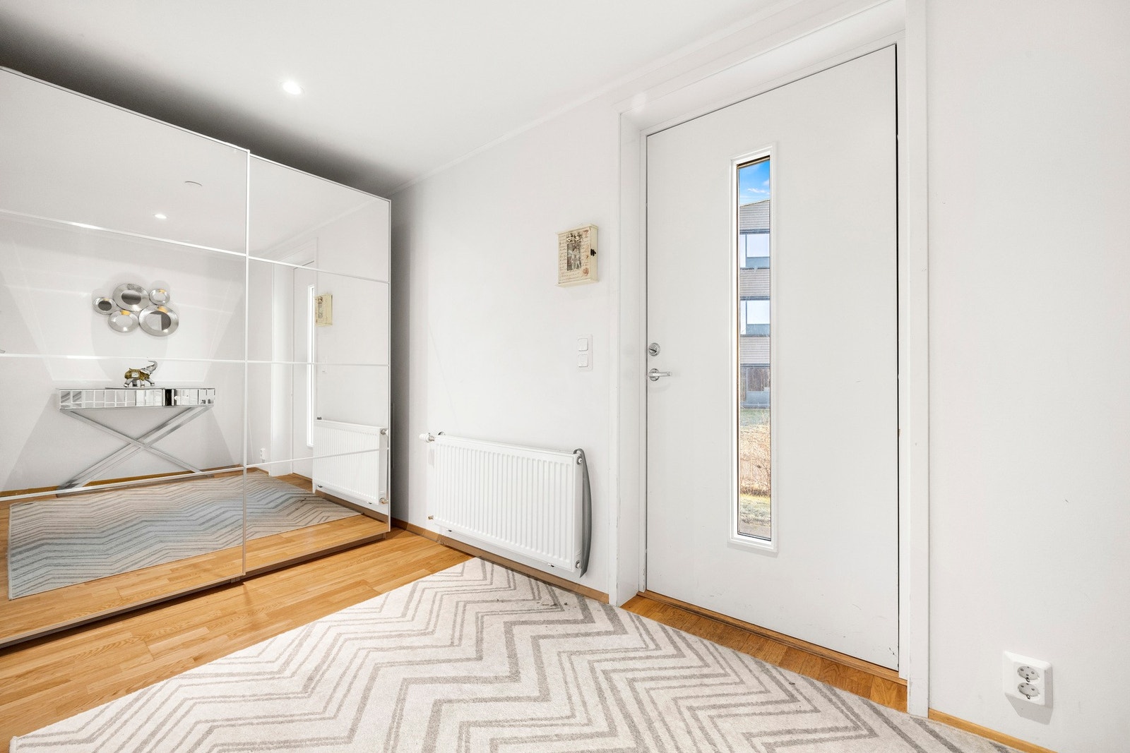 Entréen er innredet med romslig garderobeløsning Galleribilde