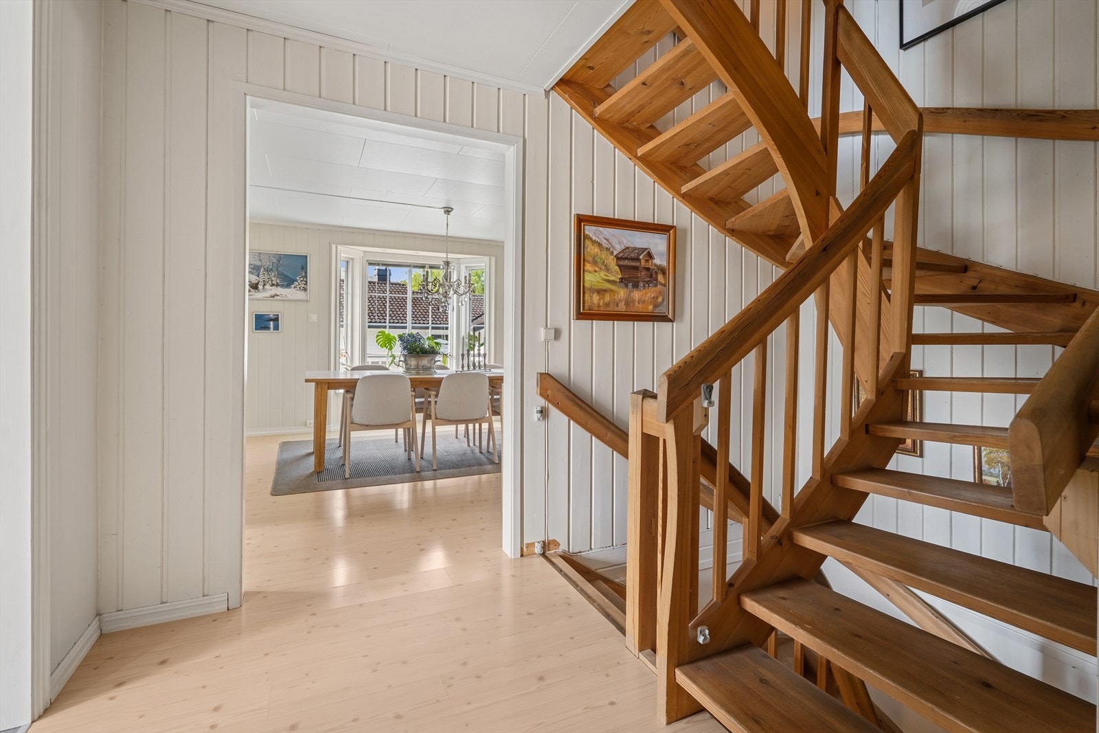 Boligen har gjennomgående lyse og nøytrale farger. Galleribilde