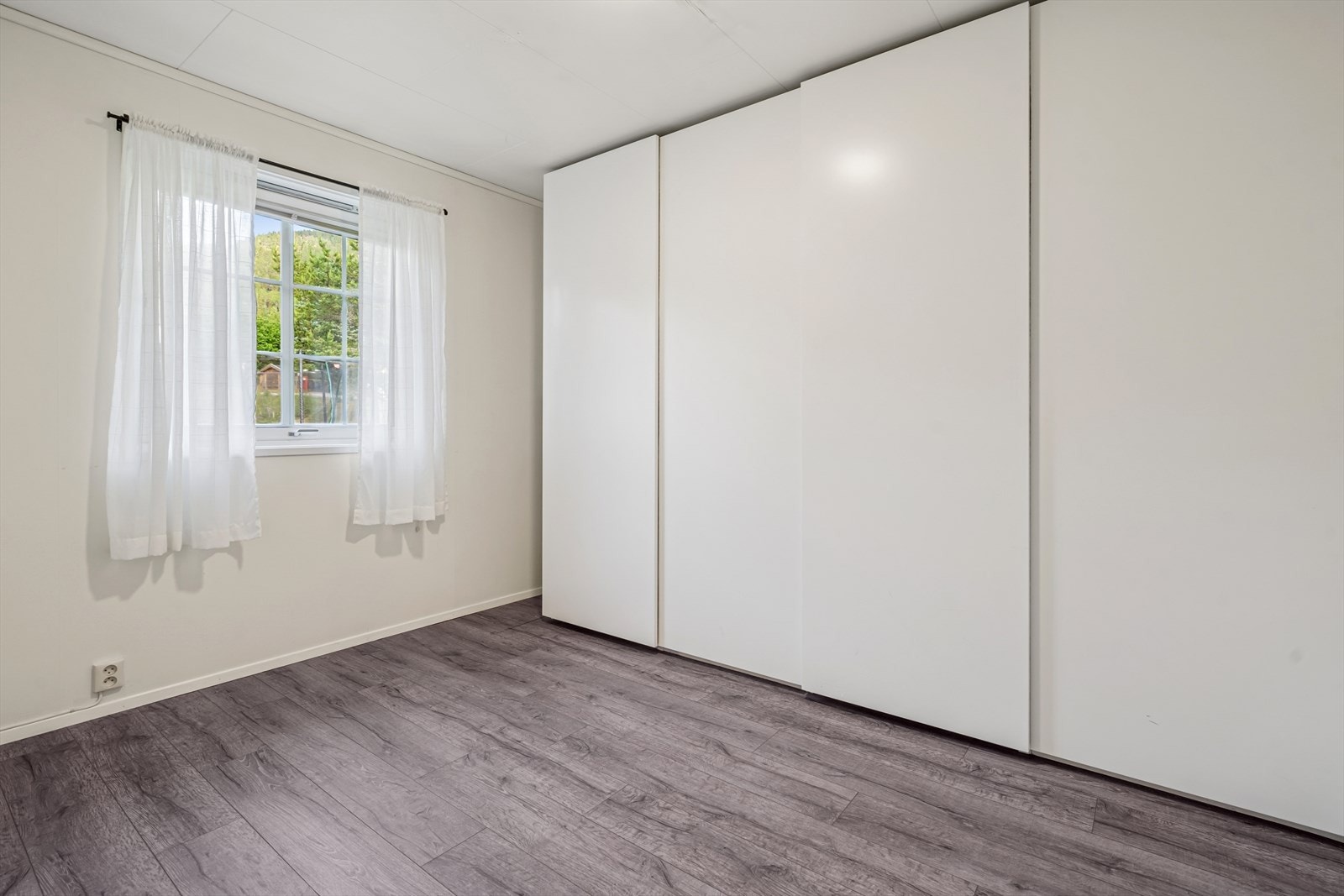 Soverom 2 ligger i boligens hovedetasje og er innredet med skyvedørsgarderobe. Galleribilde