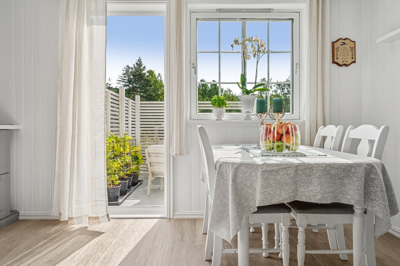 Fra kjøkkenet er det utgang til en herlig uteplass. Galleribilde