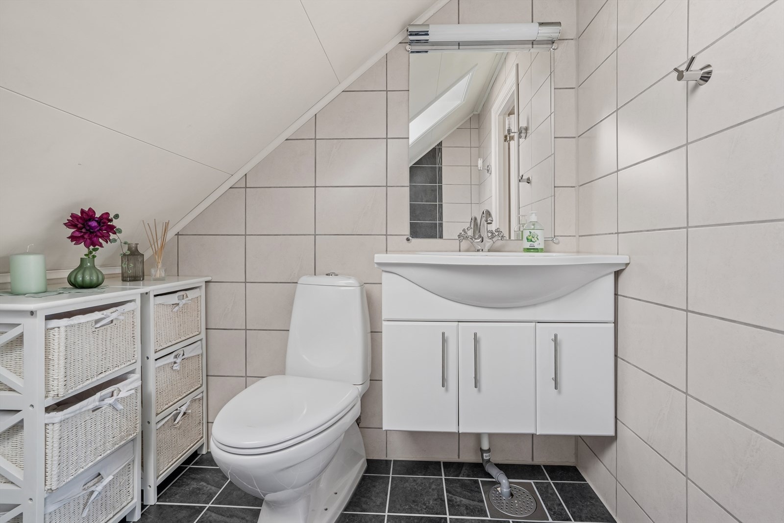 Badet i andre etasje har flislagt gulv, fliser på vegger og plater i himling. Galleribilde