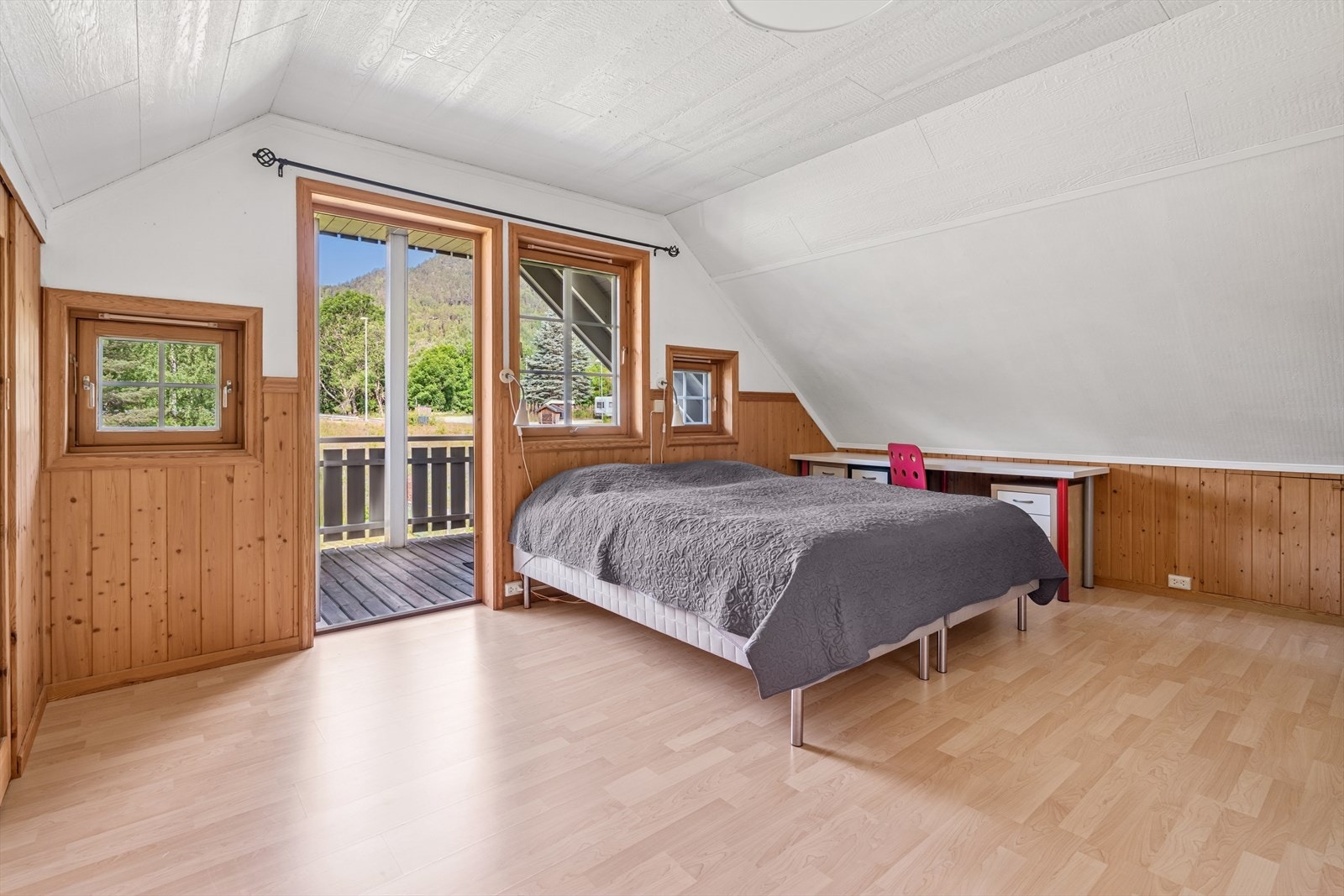 Soverom 3 ligger i boligens andre etasje og har utgang til balkong. Galleribilde