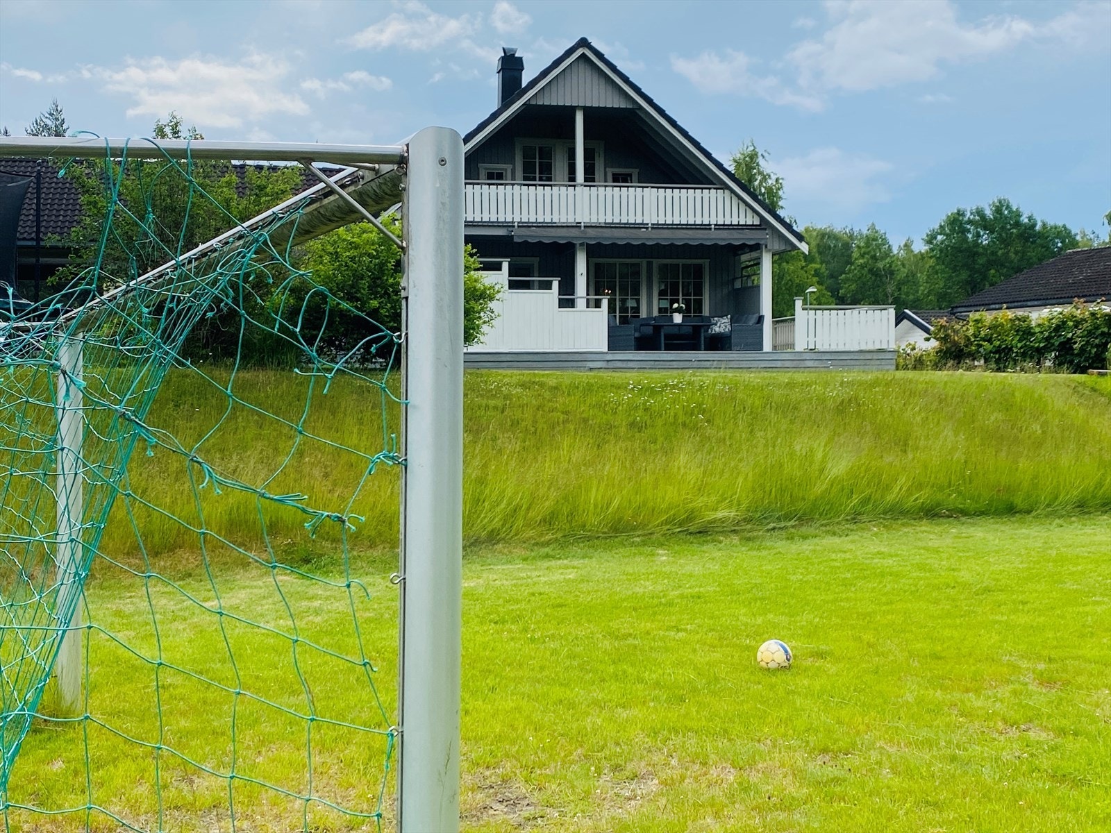 Fotballbanen nedenfor huset driftes av velforeningen på feltet. Privat foto. Galleribilde