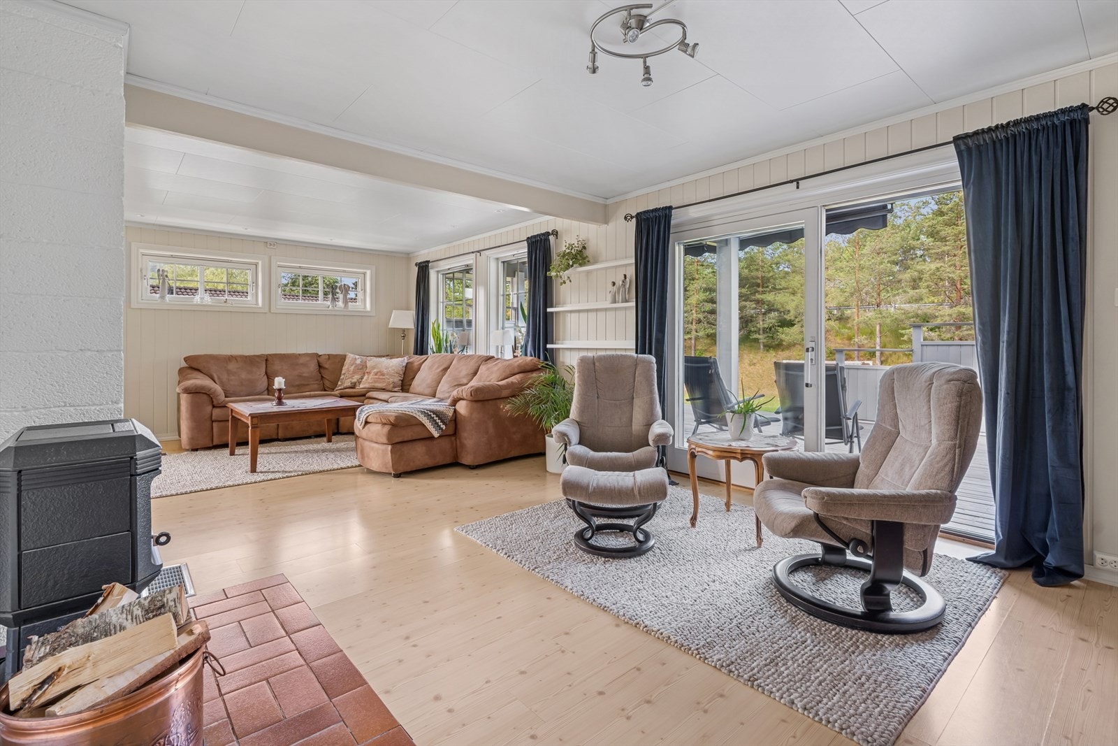 Fra stuen er det utgang til delvis overbygget terrasse. Galleribilde