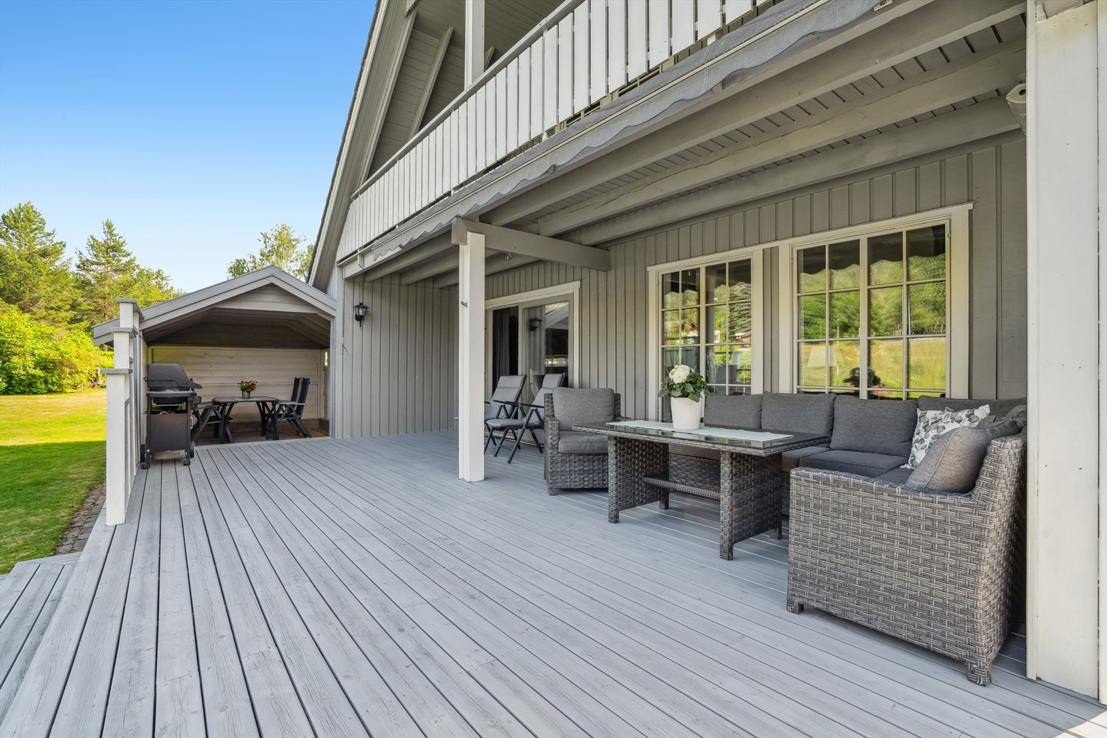 Herlig uteplass på terrasse med god plass til ønsket utemøblement. Galleribilde