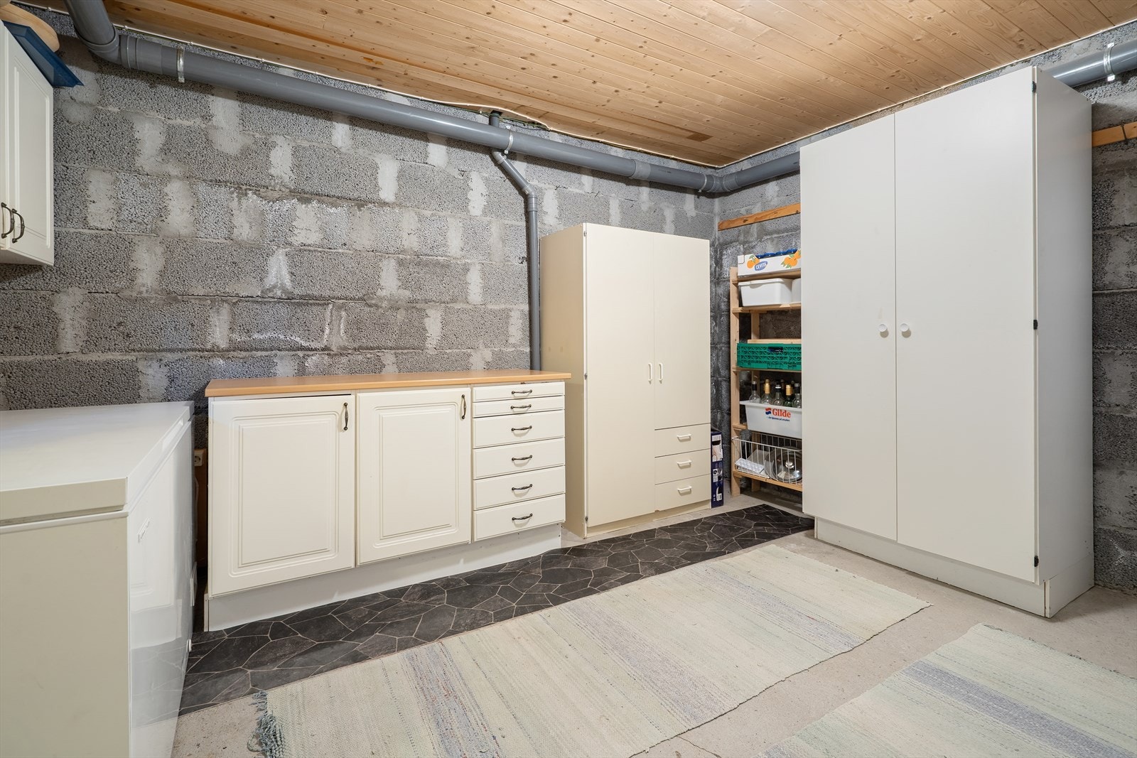 Kjelleren har god takhøyde og flere gode rom for lagring. Kjelleren har både adkomst via trapp fra hovedetasjen og inngang utenfra. Galleribilde