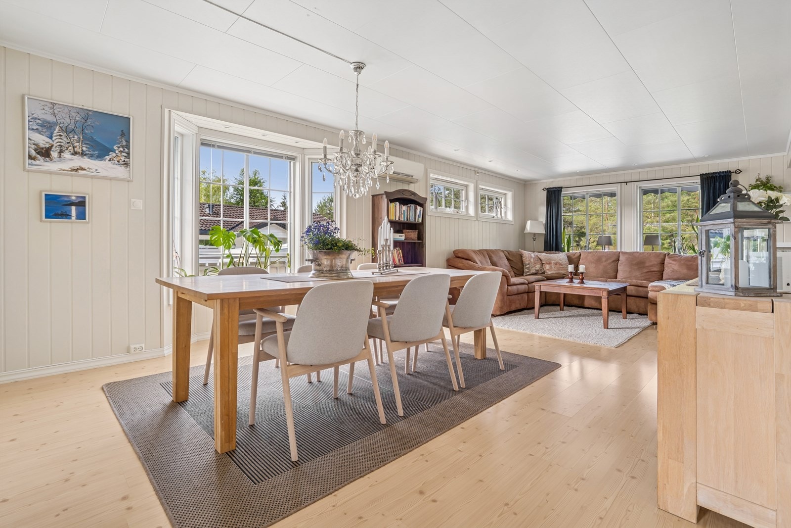 De store vinduene gir rikelig med naturlig lys til rommet. Galleribilde