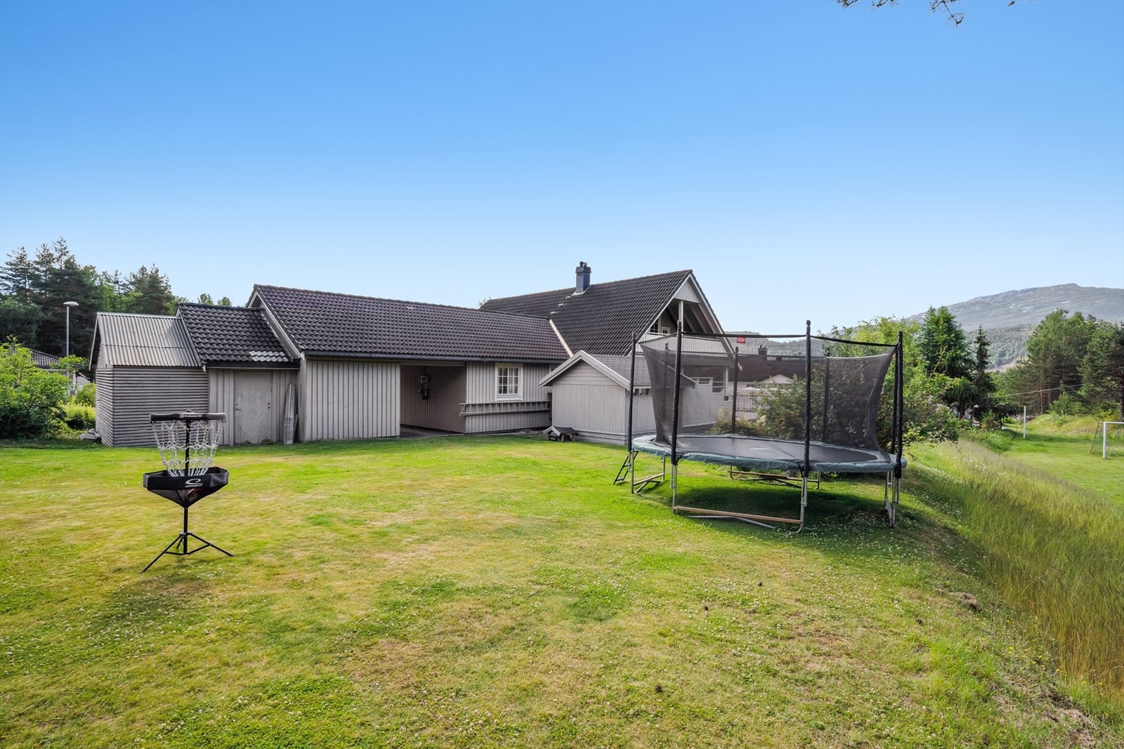 Velholdt og innholdsrik familiebolig beliggende i rolige og barnevennlige omgivelser. Galleribilde