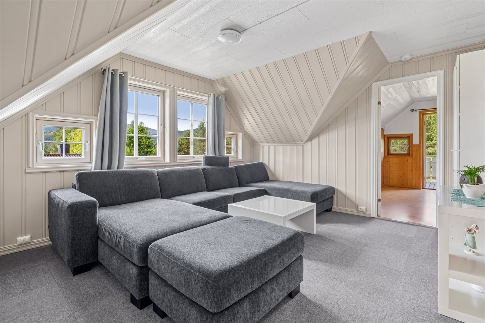 Lys og trivelig loftstue. Galleribilde