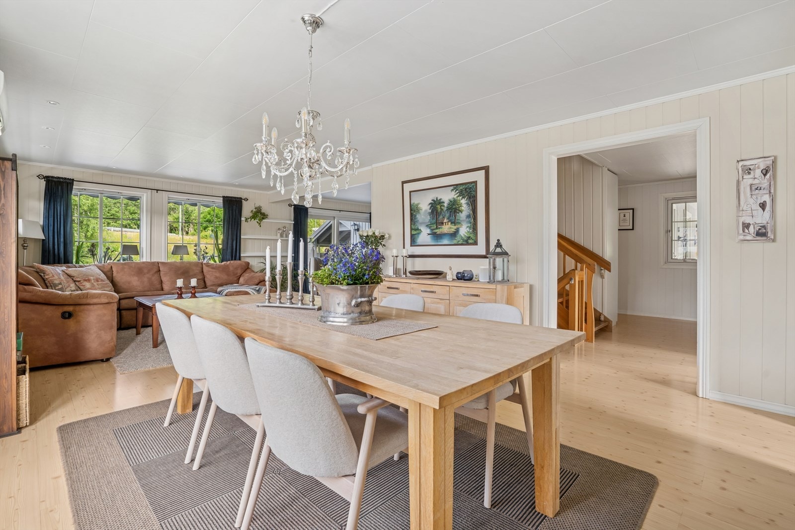 Stuens utforming gjør det enkelt å møblere i flere soner. Galleribilde