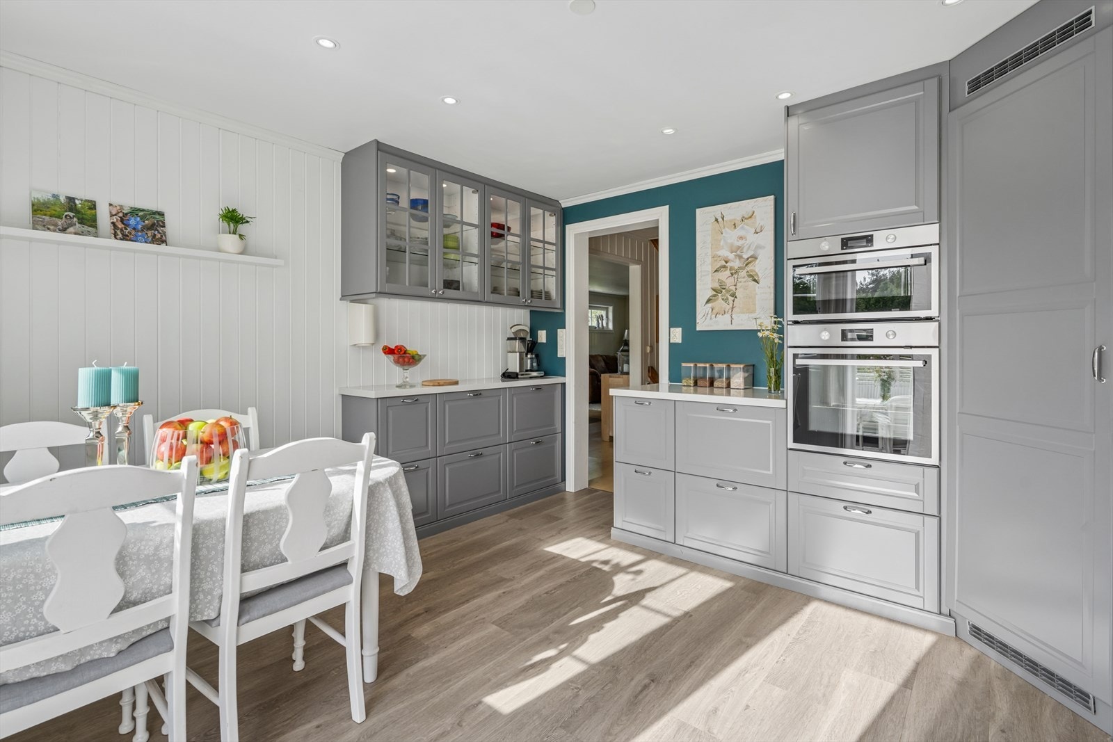 Kjøkkenet er innredet med smakfull og klassisk kjøkkeninnredning fra Ikea (2018). Galleribilde