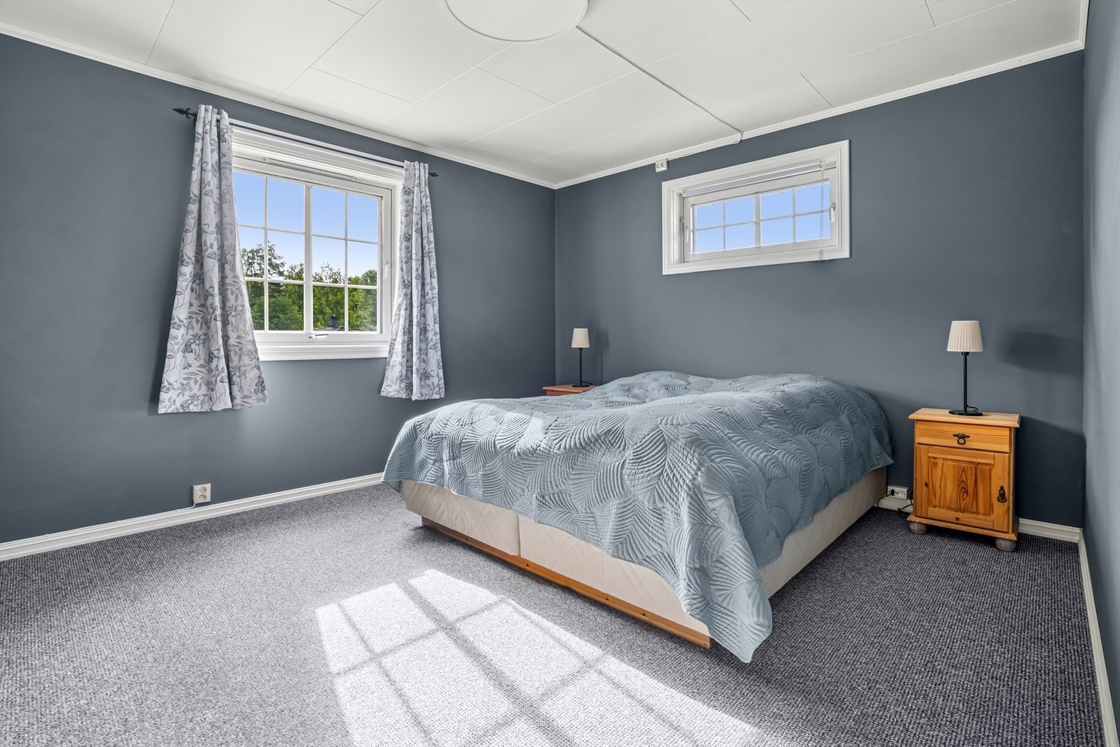 Romslig soverom i første etasje. Galleribilde