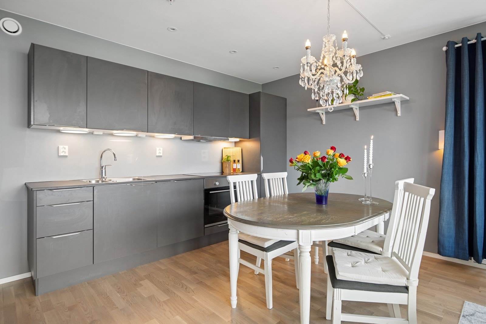 Det er også plass til et koselig spisebord Galleribilde