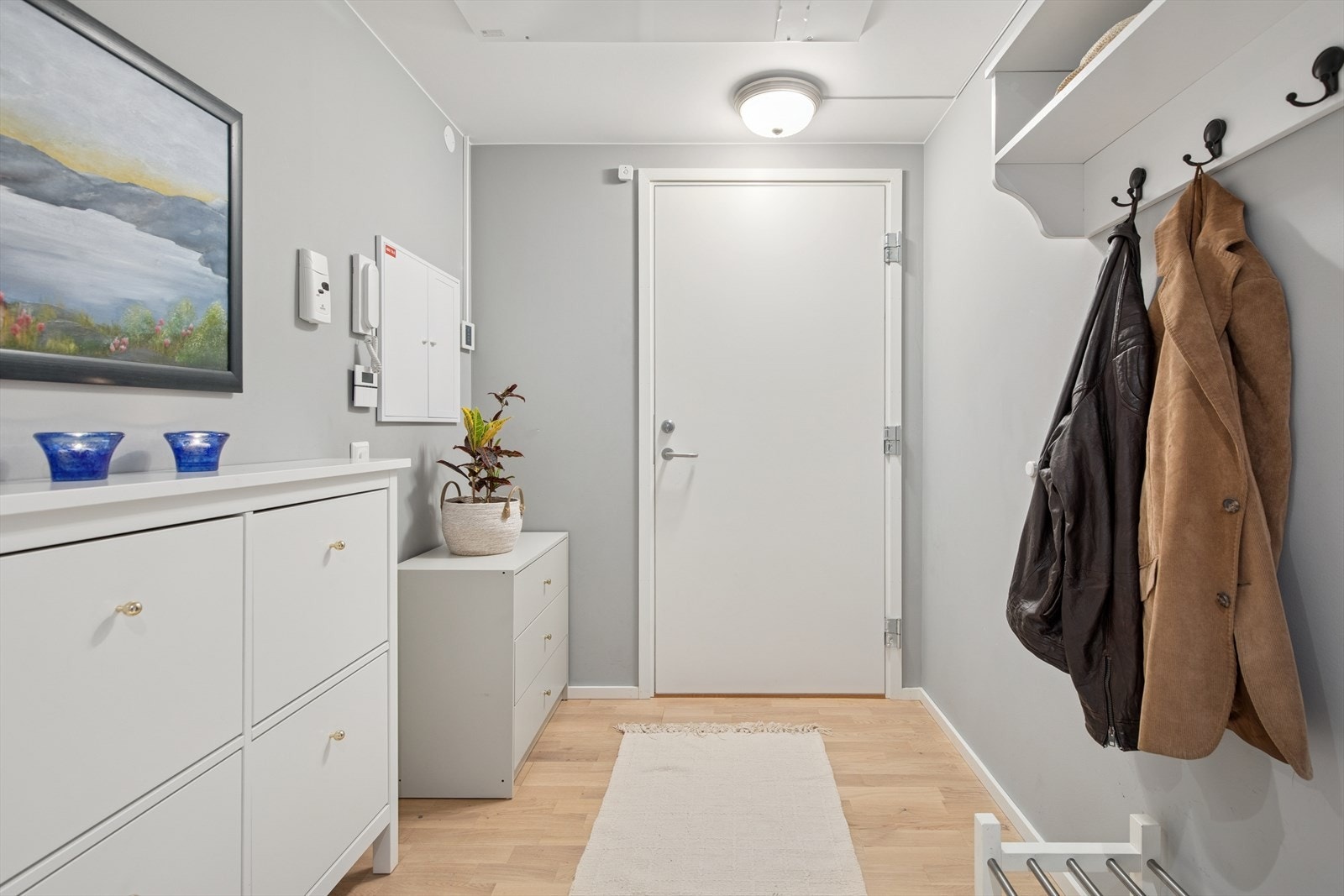 Her er det god plass til oppbevaring av sko- og yttertøy Galleribilde