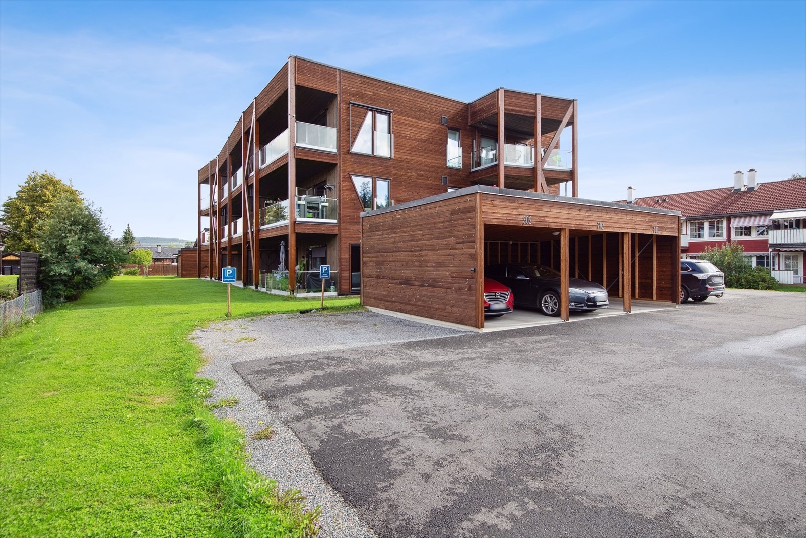 Med leiligheten medfølger det parkering i carport. Velkommen til visning! Galleribilde