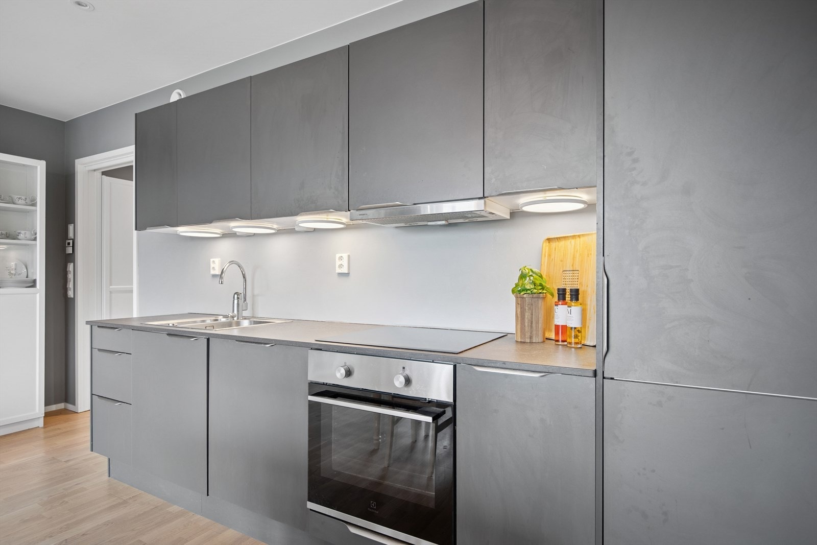 Her er det glatte fronter, dobbel kjøkkenkum og lys over benkeplate Galleribilde