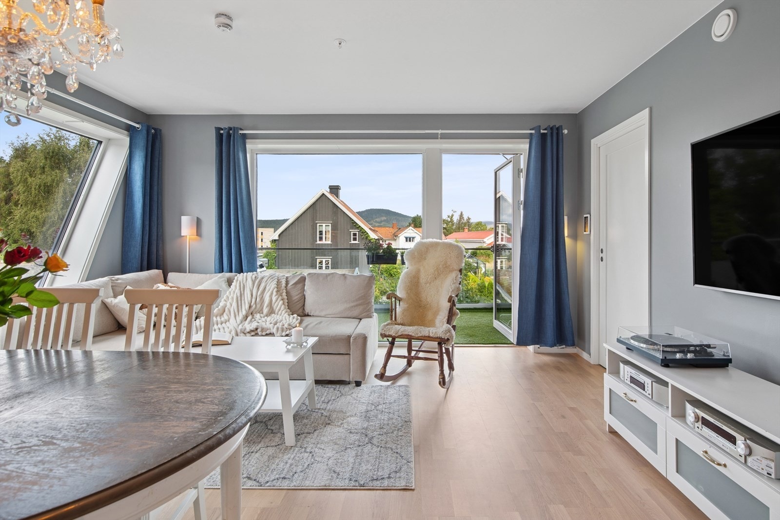 I stuen er det plass til sofahjørne og annen innredning Galleribilde