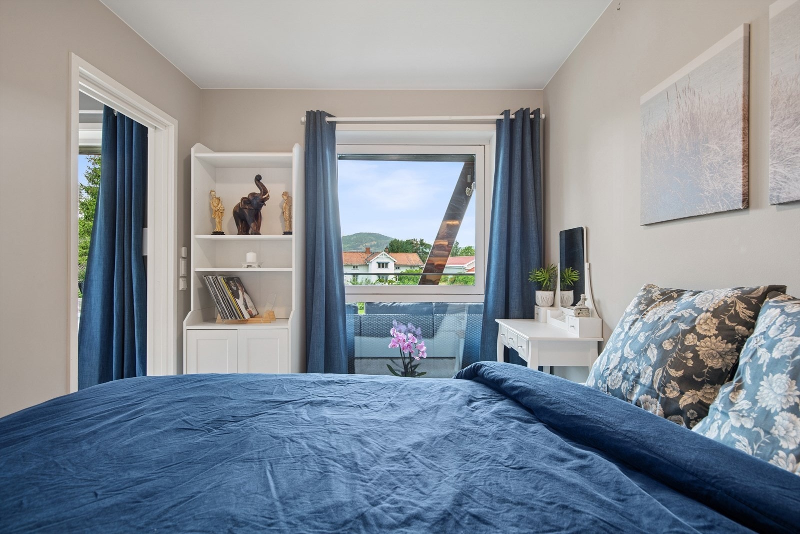 Soverom 2 med god plass til dobbeltseng og annen innredning Galleribilde