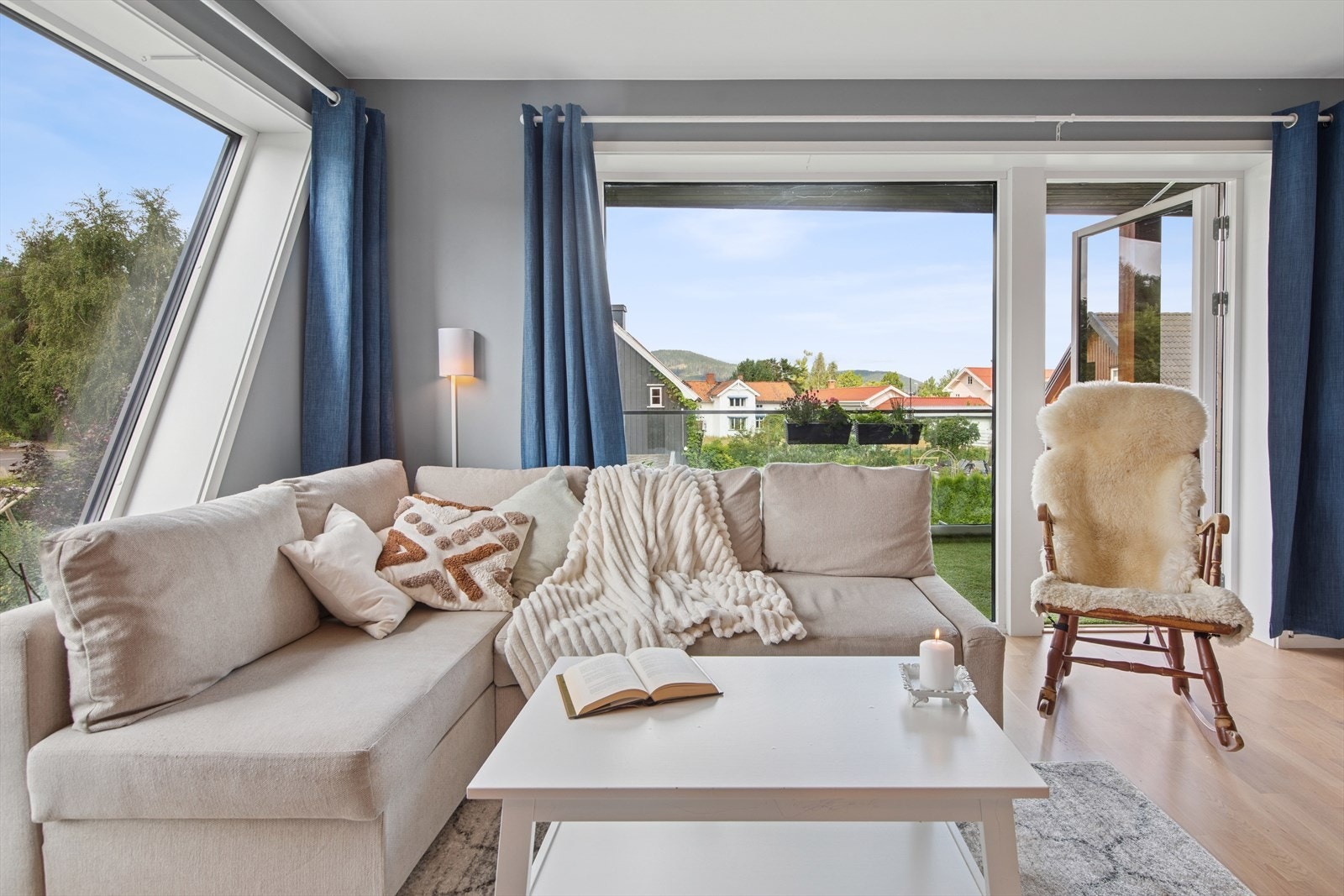 Leiligheten har store vinduer som gir rikelig med lysinnslipp Galleribilde