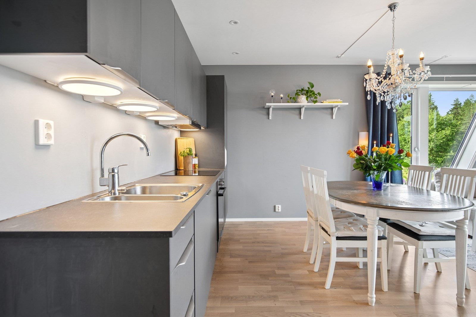 Stilrent mørkt kjøkken i åpen løsning til stuen Galleribilde