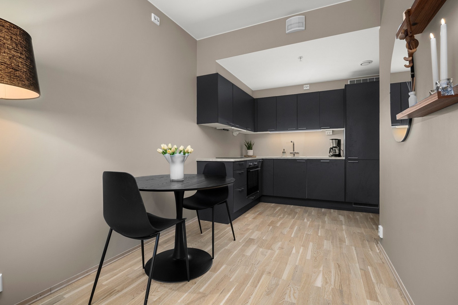 Spisesonen kommer naturlig mellom stue og kjøkken Galleribilde