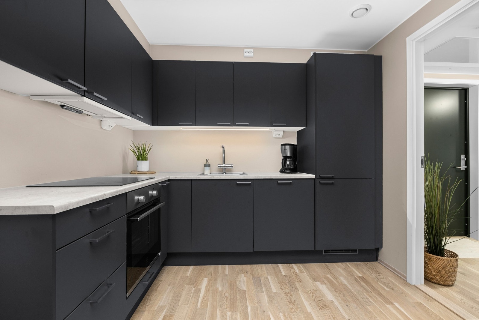 Pent kjøkken med integrerte hvitevarer Galleribilde