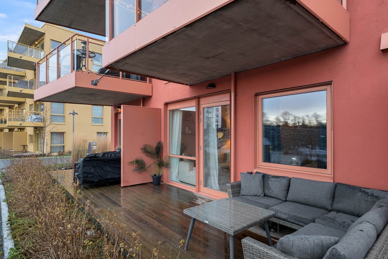 Romslig terrasse med plass til grill og utemøbler Galleribilde