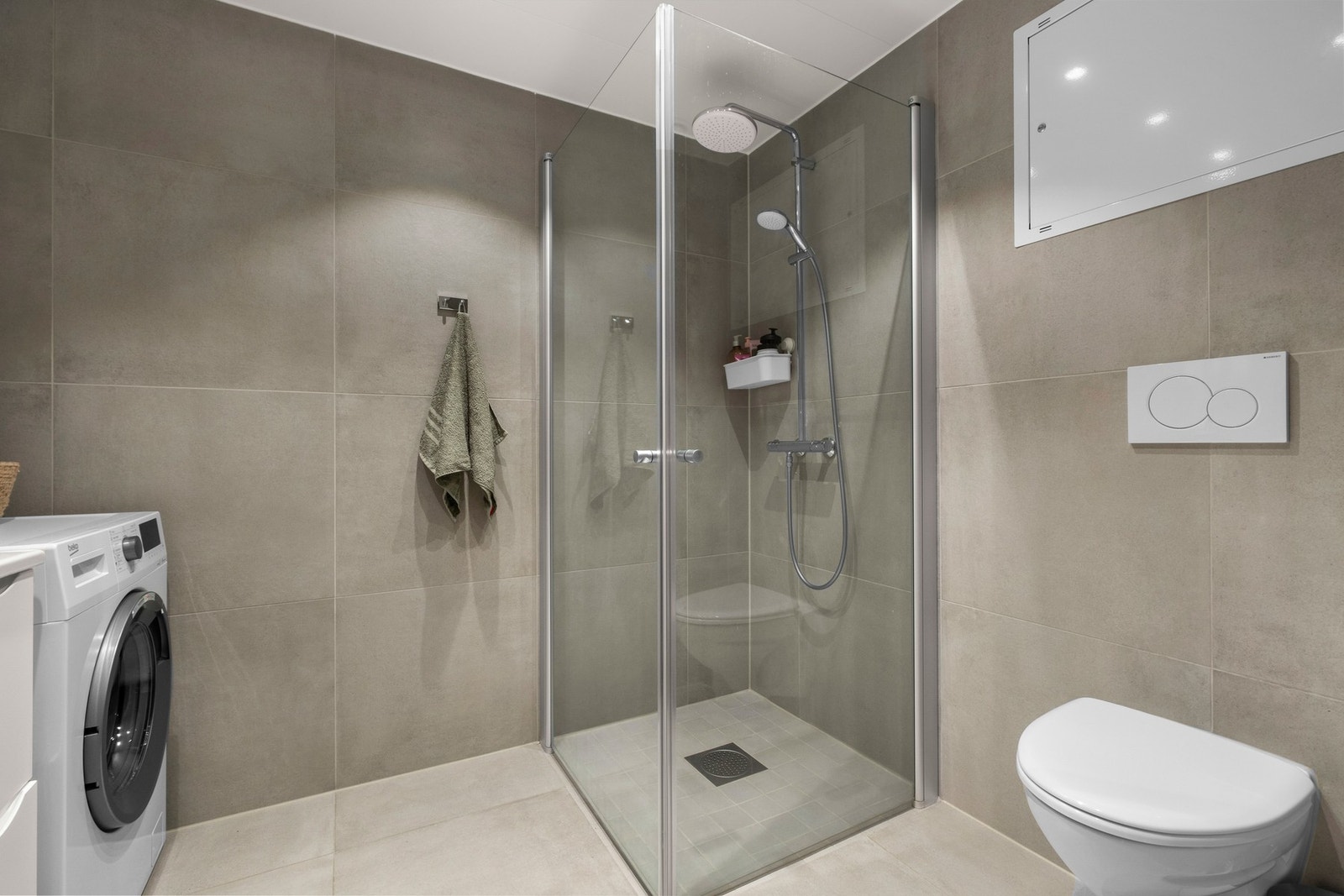 Badet er av god størrelse og har opplegg til vaskemaskin Galleribilde