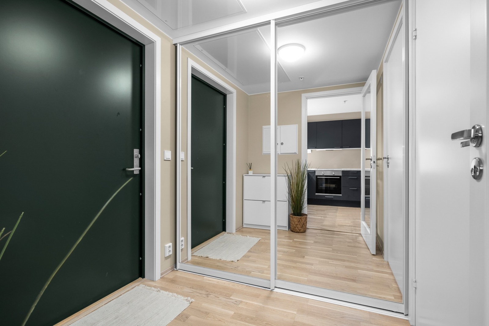 Fin og innbydende entré med skyvedørsgarderobe Galleribilde