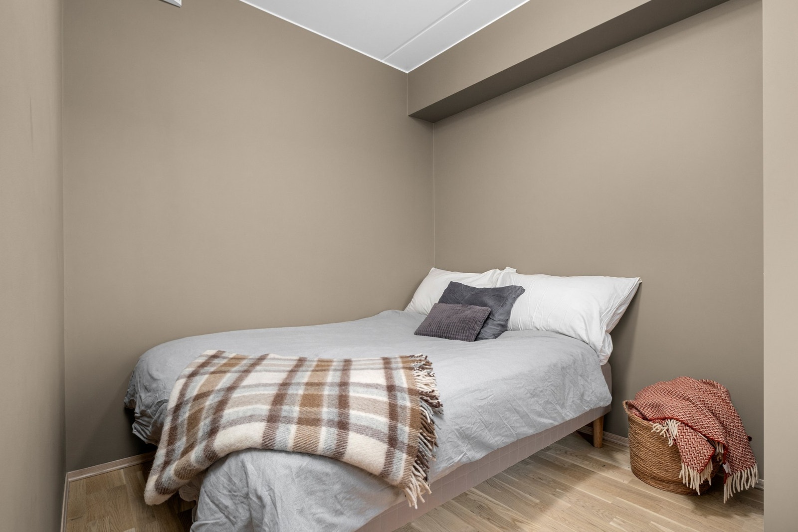 Fint soverom med plass til tilhørende møblement Galleribilde