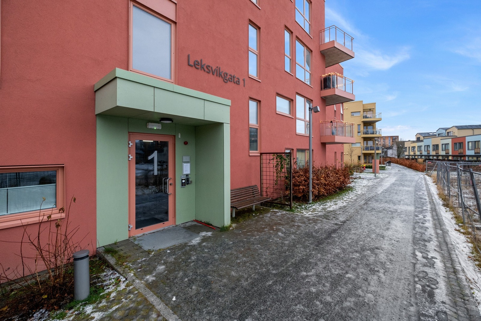 Fasade. Inngangspartiet til bygget. Galleribilde