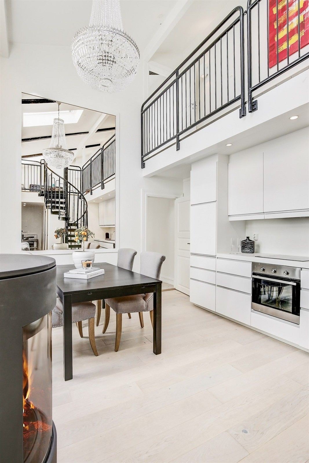 Stort speil og lyskrone følger med. Galleribilde