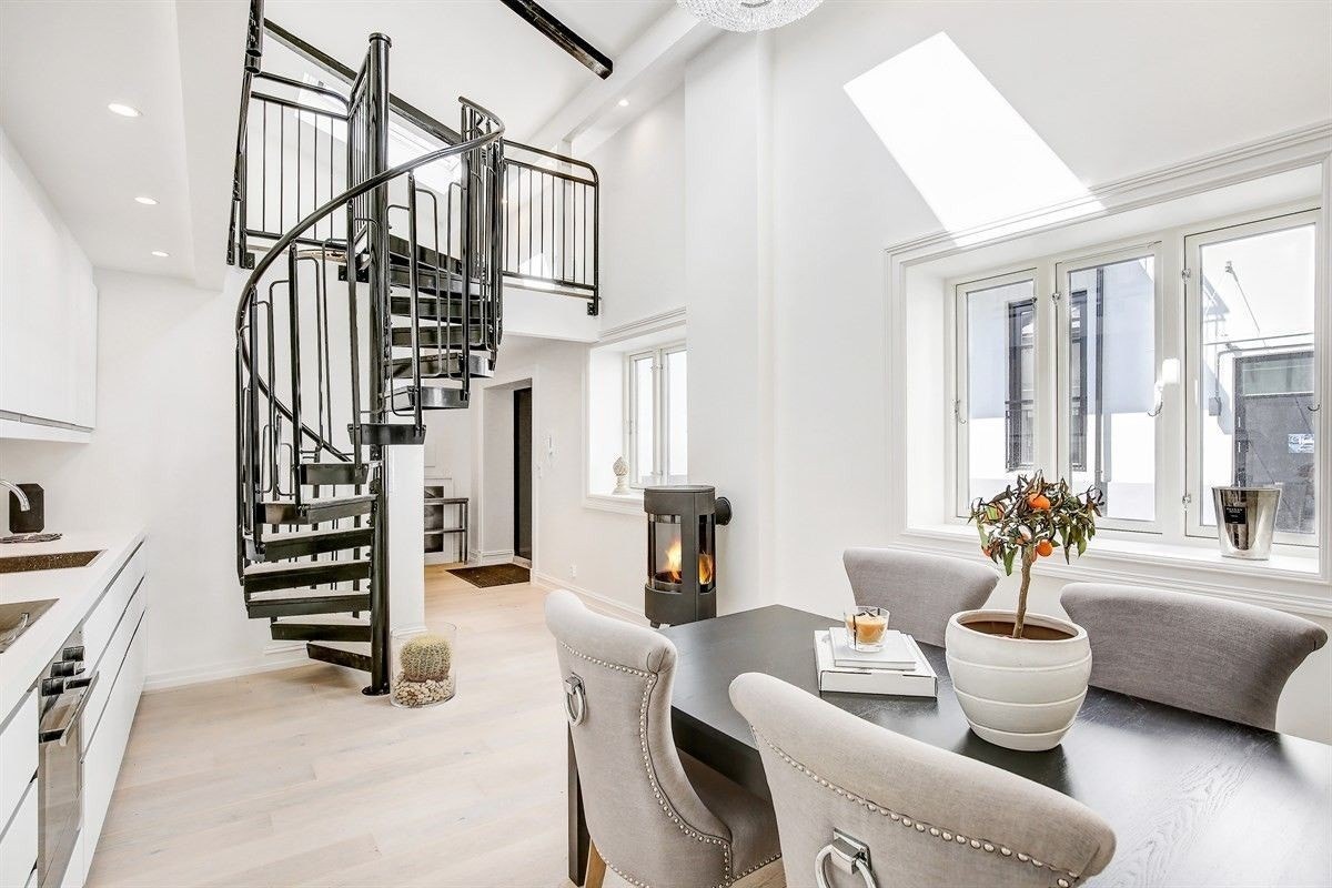 Peis i stuen. Galleribilde