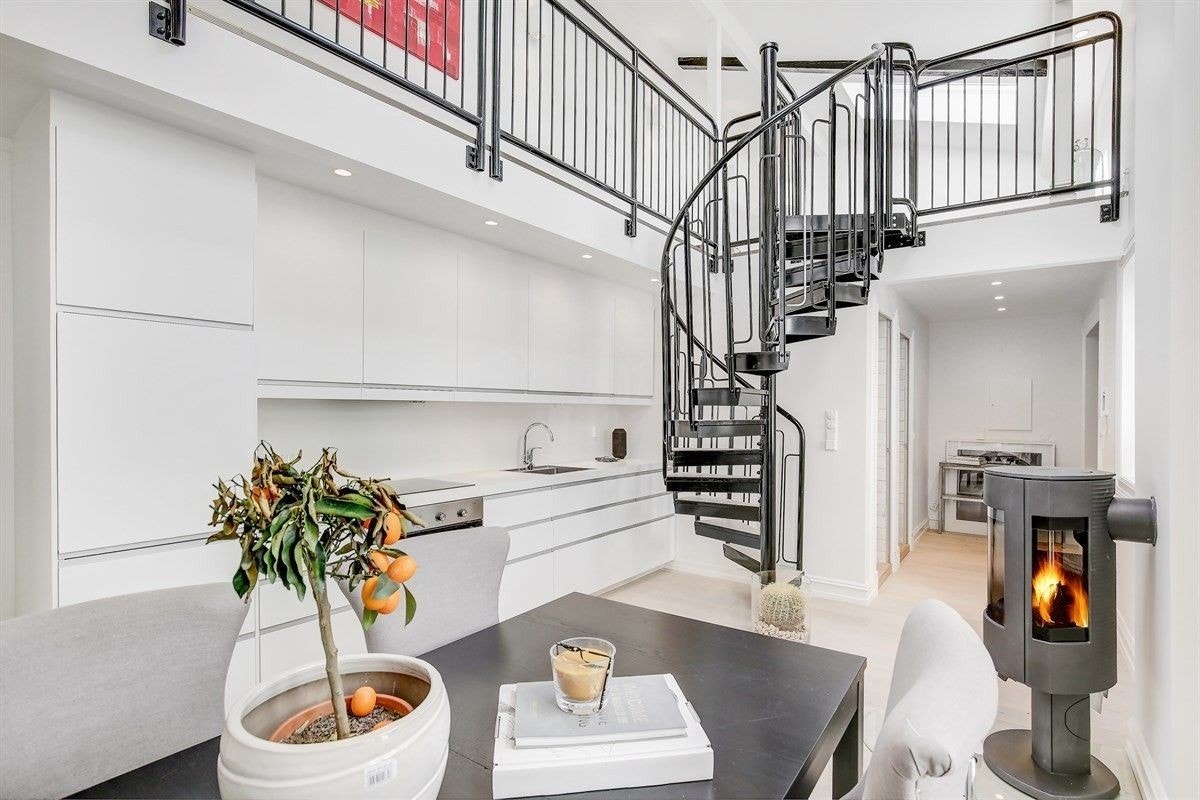 Kjøkkenet har meget god skap og benkeplass. Galleribilde